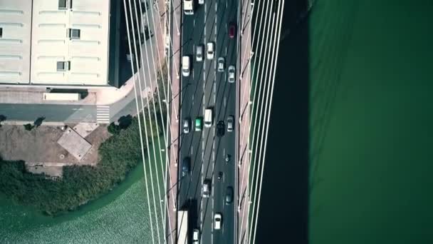 空中自上而下拍摄的斜拉桥交通 — 图库视频影像
