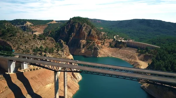 A légi felvétel a gyönyörű autópálya viadukt és a hegyvidéki területen, Spanyolország-gát — Stock Fotó