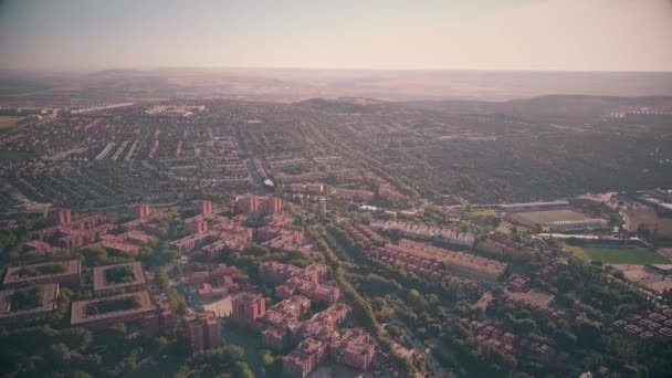 Rivas-Vaciamadrid, egy kis város légi felvétel a következő repülőtér közelében: Madrid, Spanyolország — Stock videók