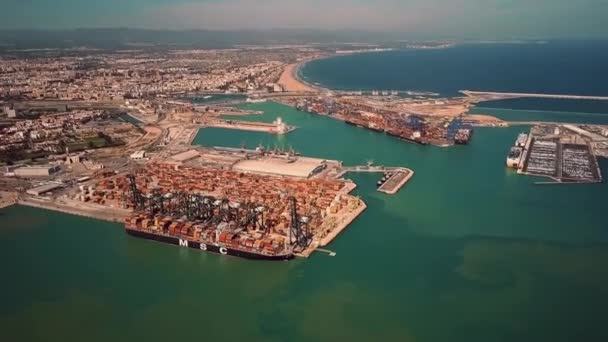 Valencia, İspanya, 2 Ekim 2018. Akdeniz nakliye şirketi Msc gemi ve liman konteyner terminali havadan görünümü — Stok video