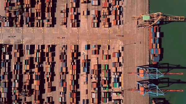 Vista aérea de arriba hacia abajo de la concurrida terminal de contenedores de puerto marítimo —  Fotos de Stock