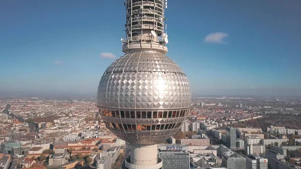 Berlin, Tyskland - 21 oktober 2018. Flygfoto över berömda Berliner Fernsehturm eller TV-tornet i stadsbilden — Stockfoto