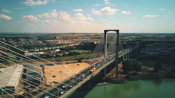 Vista aérea del moderno tráfico de puentes por cable en Sevilla, España — Foto de Stock