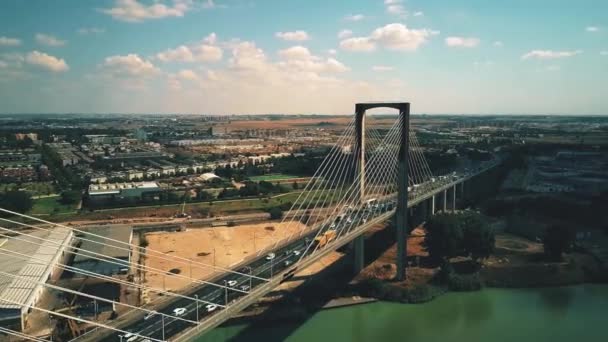 Vista aérea del moderno tráfico de puentes por cable en Sevilla, España — Vídeo de stock