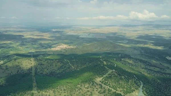 Fotografia aérea de uma central solar distante nas montanhas de Sierra Nevada, Espanha — Fotografia de Stock