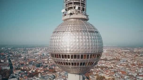 Аэросъемка городского пейзажа Берлина и деталей Фернзехтурма или телевизионной башни. Германия — стоковое видео
