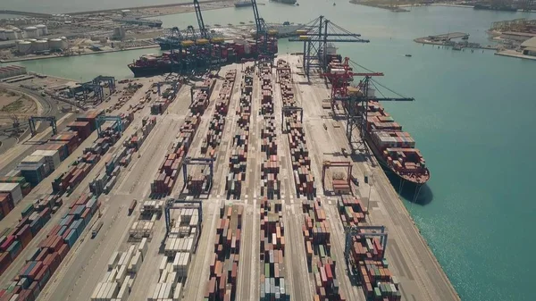 VALENCIA, ESPANHA - OUTUBRO 2, 2018. Vista aérea do grande terminal de contêineres portuários — Fotografia de Stock