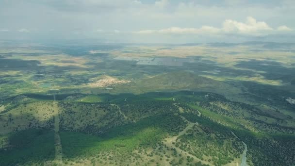 Fotografia aérea de uma central solar distante nas montanhas de Sierra Nevada, Espanha — Vídeo de Stock
