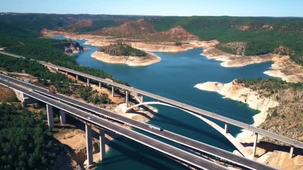 Αεροφωτογραφία του Viaducto de Contreras, γέφυρα οδών ταχείας κυκλοφορίας στην Ισπανία — Αρχείο Βίντεο