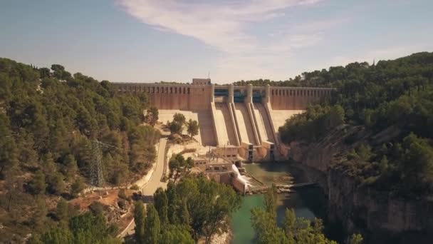 Tiro aéreo da barragem da central hidroeléctrica — Vídeo de Stock