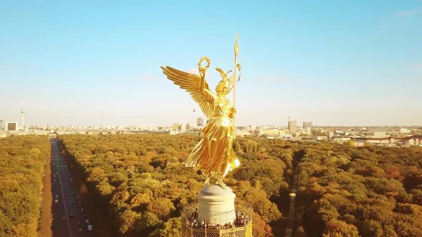 Berlin, Duitsland - 21 oktober 2018. Luchtfoto van het detail van de Siegessäule standbeeld en het uitkijkplatform — Stockfoto