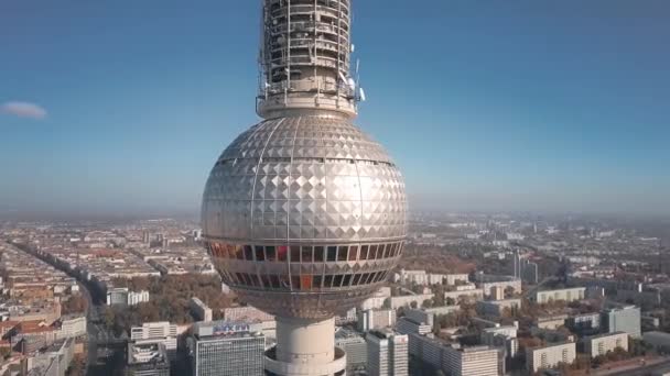 BERLINO, GERMANIA - 21 OTTOBRE 2018 Veduta aerea del famoso Fernsehturm Berliner o Torre della Televisione all'interno del paesaggio urbano — Video Stock