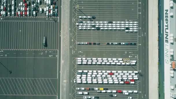 VALENCIA, ESPANHA - OUTUBRO 2, 2018. Vista aérea de cima para baixo do terminal do carro novo e atracado Neptune Lines navio no porto — Vídeo de Stock