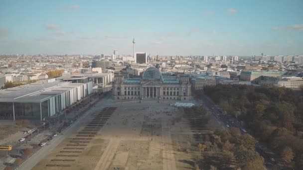 Foto aerea del centro di Berlino con i principali punti di riferimento della città: l'edificio del Reichstag e la torre della televisione — Video Stock