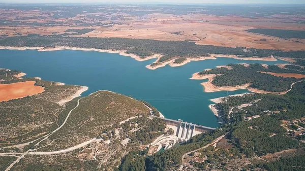 K přehradě vodní elektrárny ve Španělsku, letecký pohled — Stock fotografie