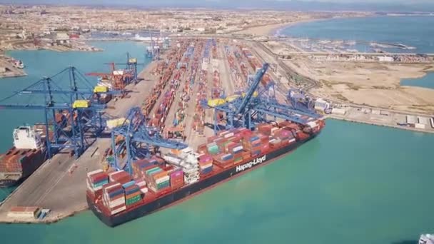 VALENCIA, SPAIN - OCTOBER 2, 2018. Aerial view of Hapag-Lloyd ship and big port container terminal — Stock Video