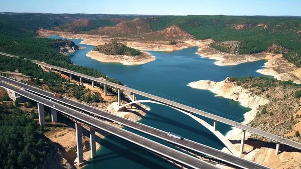 A légi felvétel a Viaducto de Contreras, gyorsforgalmi hidat Spanyolországban — Stock Fotó