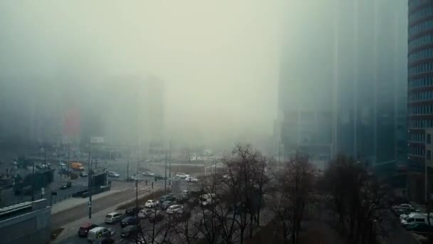 Вид с воздуха на туманную улицу в центре Варшавы. Польша — стоковое видео