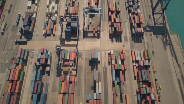 VALENCIA, SPAIN - 2 ОКТЯБРЯ 2018. Вид с воздуха на большой порт контейнерного терминала — стоковое видео