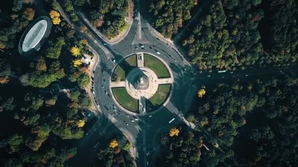 戦勝記念塔ラウンド アバウト交差点交通、ドイツの航空 hyperlapse — ストック動画