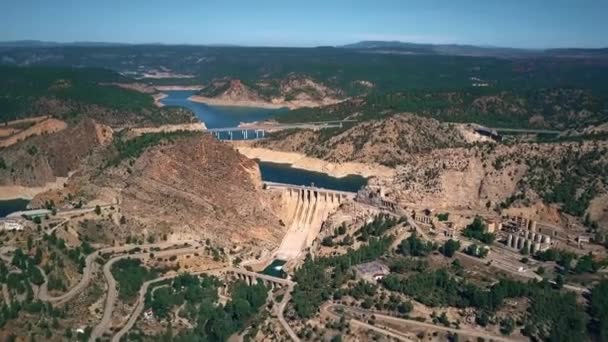 Letecký pohled na přehradě v hornaté oblasti Španělska a mostů — Stock video