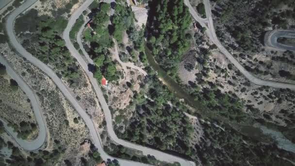 Vista aérea de cima para baixo de uma estrada de carro cabeludo ventoso em montanhas em Espanha — Vídeo de Stock