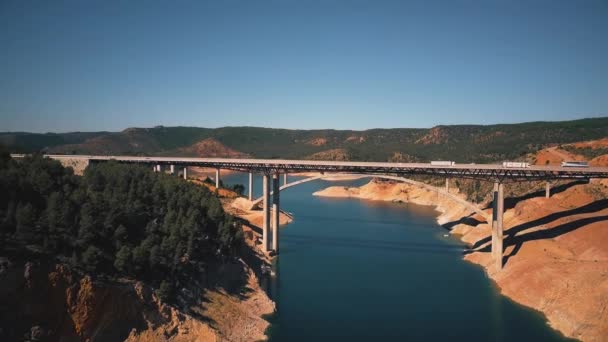Minglanilla, 스페인-2018 년 10 월 1 일입니다. Viaducto 드 콘 트 레 라스, 고속도로 다리의 항공 보기 — 비디오