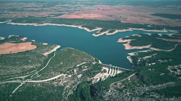 A Alarcon gát, Spanyolországban, nagy magasságban légifelvételek vízierőmű — Stock videók