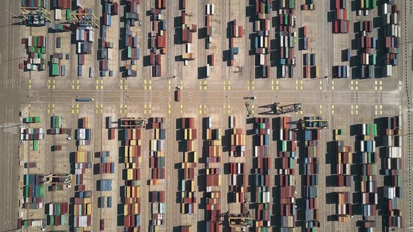 Vue aérienne du terminal portuaire à conteneurs du haut vers le bas — Photo