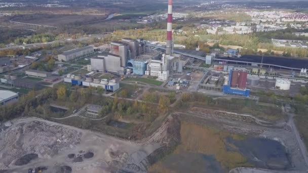 Luftaufnahme eines Kohlekraftwerks außerhalb von Posen, Polen — Stockvideo