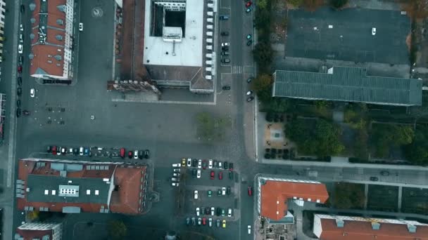 Luchtfoto top-down mening van een kleine Duitse stad straten — Stockvideo