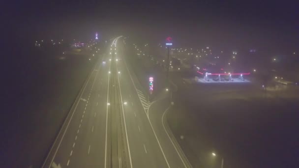 Πολωνία - 21 Οκτωβρίου 2018. Εναέρια άποψη του Orlen Βενζινάδικα αυτοκινητόδρομου ομίχλη το βράδυ — Αρχείο Βίντεο