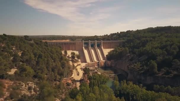 Αεροφωτογραφία της το υδροηλεκτρικό εργοστάσιο και του φράγματος στην Ισπανία — Αρχείο Βίντεο