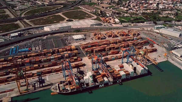 VALENCIA, SPAIN - OCTOBER 2, 2018. Pemandangan udara kapal kontainer MSC dan derek pelabuhan di tempat kerja — Stok Foto