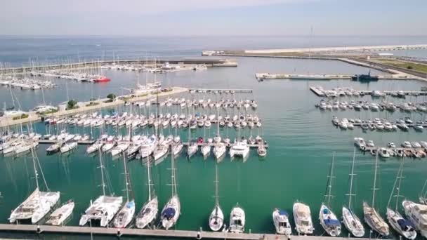 Letecký pohled na ukotvených plachetnic v přístavu marina — Stock video