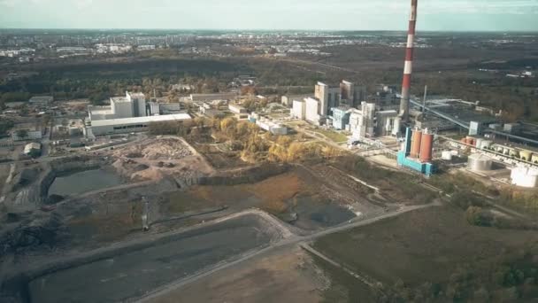 Vista aérea da central eléctrica a carvão e da área industrial fora de Poznan, Polónia — Vídeo de Stock