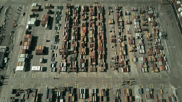 Вид с воздуха контейнерного терминала морского порта — стоковое фото