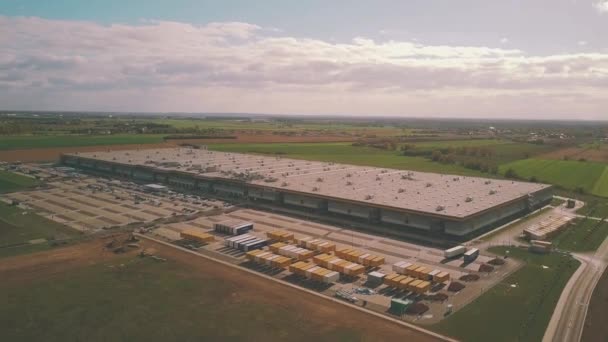 Poznaň, Polsko - 20 října 2018. Letecký pohled na centrum internetový obchod Amazon a Dhl kontejnerů — Stock video