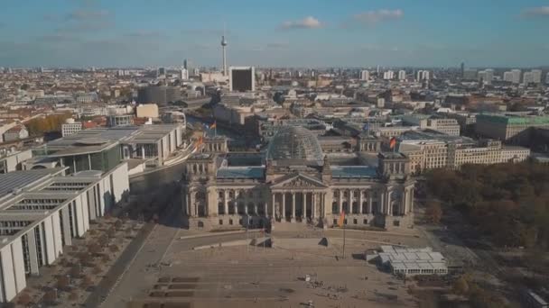 Letecký pohled na historické Reichstagu v Berlíně centru, Německo — Stock video