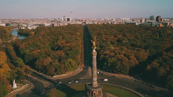 Luftaufnahme der Berliner Siegessäule im Tiergarten — Stockfoto