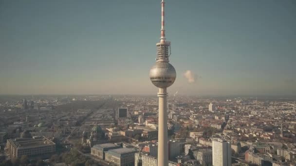BERLÍN, ALEMANIA - 21 DE OCTUBRE DE 2018. Vista aérea del famoso Berliner Fernsehturm o Torre de Televisión — Vídeo de stock