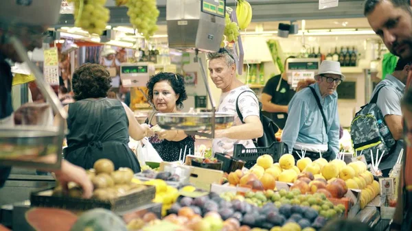Valencia, Hiszpania - 22 września 2018 r. Klienci kupują owoców na stoisku słynny Mercado Central lub Central Market — Zdjęcie stockowe