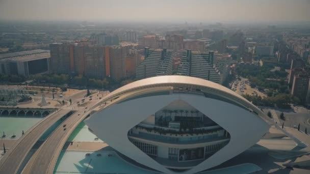 VALENCIA, ESPANHA - 22 de setembro de 2018. Fotografia aérea da paisagem urbana e El Palau de les Arts Reina Sofia — Vídeo de Stock