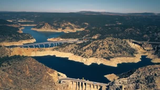 Вид с воздуха на автомобильные мосты в горах Испании — стоковое видео