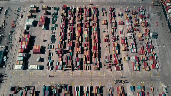 Tráfego de terminal de contêineres de porto ocupado, vista aérea — Fotografia de Stock