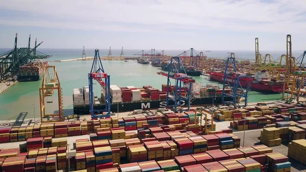 VALENCIA, ESPANHA - OUTUBRO 2, 2018. Vista aérea do navio Mediterrâneo Shipping Company MSC e grande terminal de contêineres portuários — Fotografia de Stock