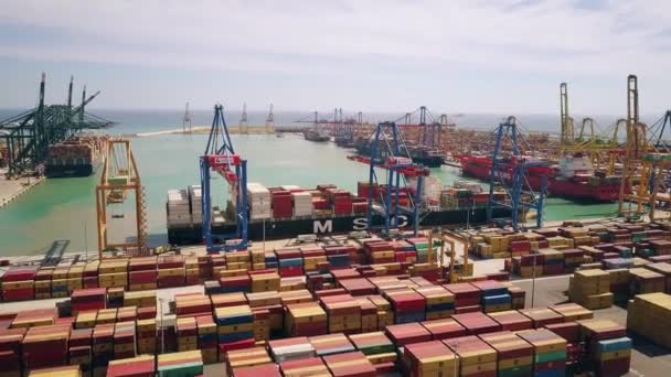 VALENCIA, ESPAÑA - 2 DE OCTUBRE DE 2018. Vista aérea de Mediterranean Shipping Company MSC buque y terminal de contenedores de gran puerto — Vídeos de Stock