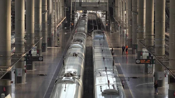 MADRID, SPANIA - 30 SEPTEMBRIE 2018. Trenuri la gara Madrid Atocha — Fotografie, imagine de stoc