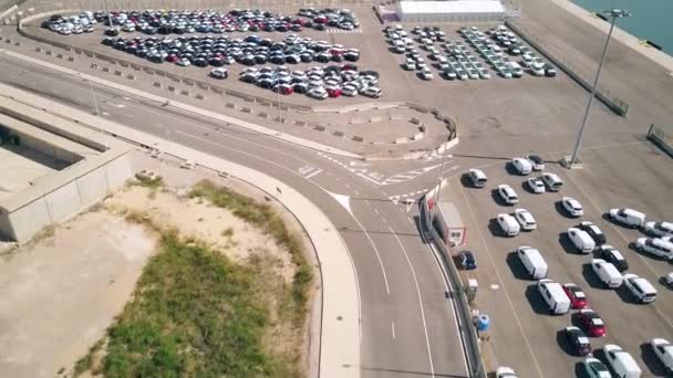 Letecký pohled na nové auto terminálu v přístavu — Stock video