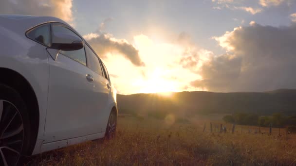 Rijzende zon weerspiegelt aan de kant van geparkeerde voertuig in een nationaal park. Auto reizen — Stockvideo